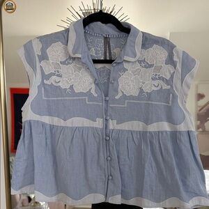 Anthropologie Linen Top
Blue/White
Size Small Super cute